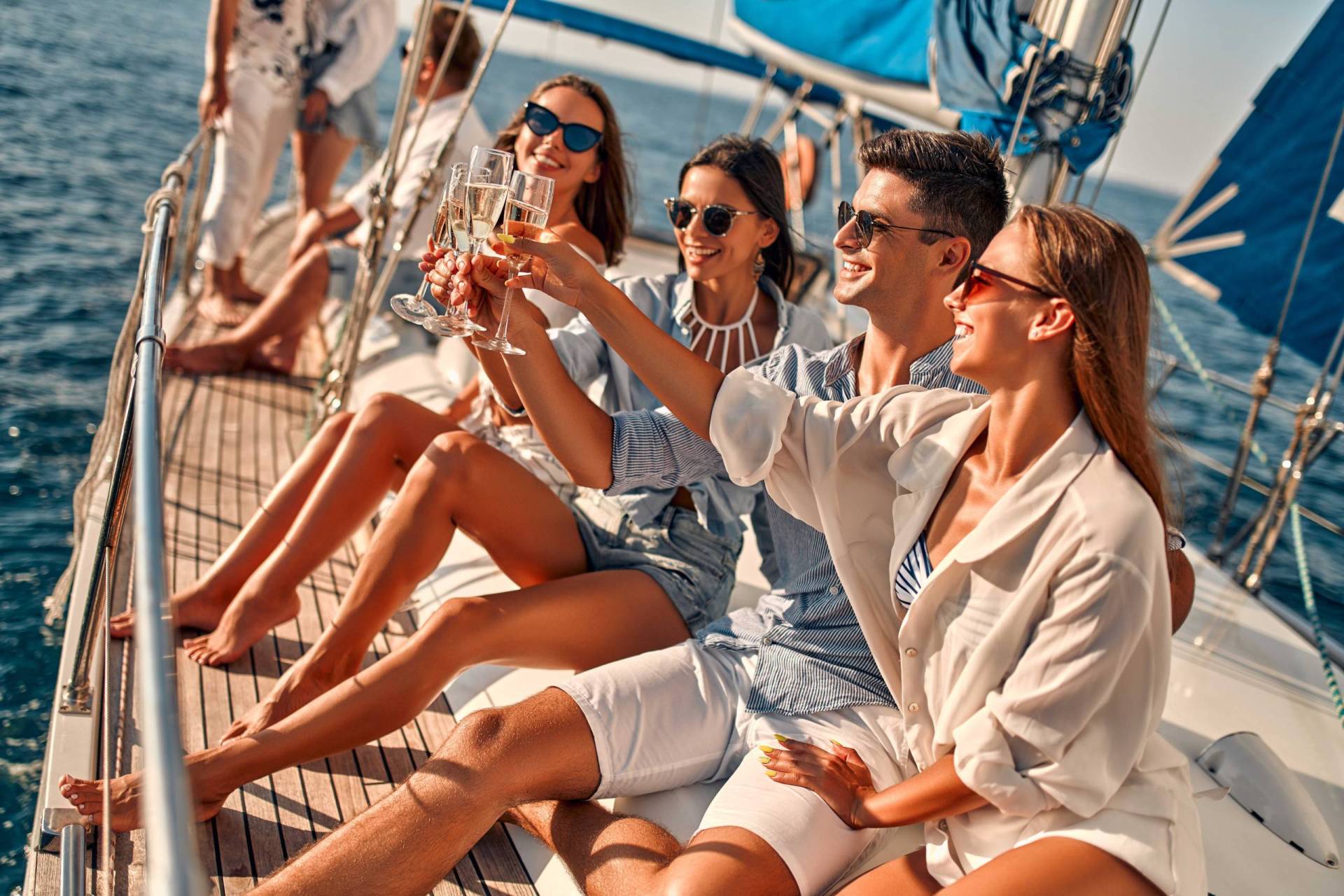 Group,Of,Friends,Relaxing,On,Luxury,Yacht,And,Drinking,Champagne
